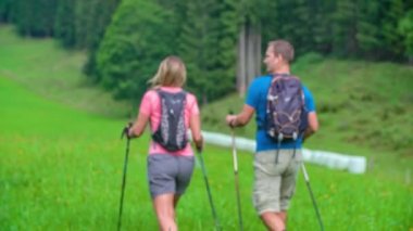 Topla Vadisi, Alpler 'in yeşil çimlerinde birlikte yürüyen bir çiftin ağır çekimde