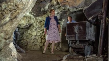 İki çift maden tünelinde yürüyor, Crna na na Koroskem, Slovenya, slomo