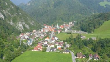 Dağlar arasında doğa tarafından çevrili bir şehir. Hava görüntüleri