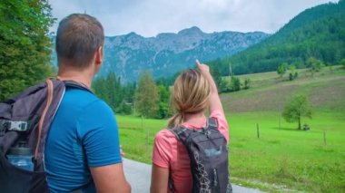 Birkaç puan dağ. Gezinti sırasında manzarayı gösteren dağ yolundan yürü. Topla Vadisi, Crna na na Koroskem, Slovenya 'da çekilen kuzeyli yürüyüş videosu