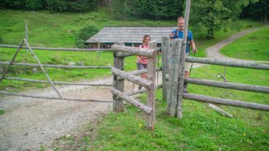 Kapıdan geçmek. Doğada bir yere işaret ediyor. Yürüyüş macerası. Toplam Vadi, Slovenya