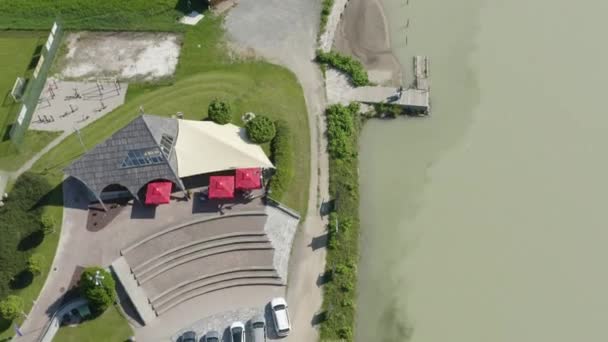 Flygfoto Från Fågelperspektiv Kaffebaren Vid Floden Drava — Stockvideo