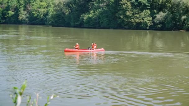 Sakin Bir Nehirde Çift Kano Aile Eğlencesi Aktif Spor Yavaş — Stok video