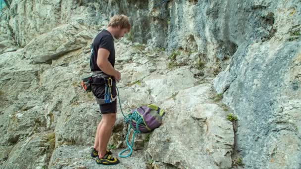 Ein Fitter Junger Mann Bereitet Die Sicherheitsausrüstung Vor Dem Klettern — Stockvideo