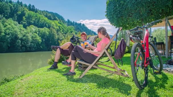 사랑하는 부부는 강가의 초원에서 휴식을 취합니다 낭만적 — 비디오