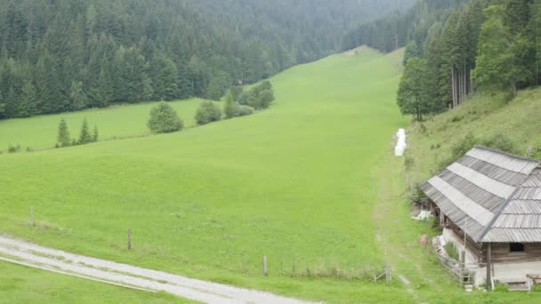 Casa Madera Prado Verde Rodeado Montañas — Vídeos de Stock