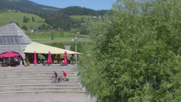 Foto Aérea Pareja Femenina Macho Montar Bicicletas Desde Río Drava — Vídeo de stock