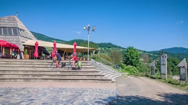Δύο Άνθρωποι Κάνουν Ποδήλατο Σκαλοπάτια Κοντά Στο Κτίριο Στη Mitnica — Αρχείο Βίντεο