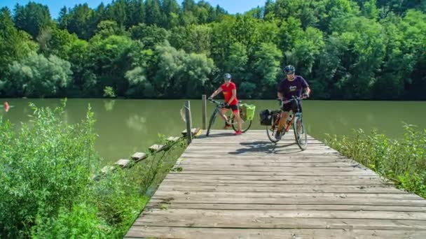 Glückliches Aktives Paar Auf Dem Fahrrad Neben Dem Fluss Muta — Stockvideo