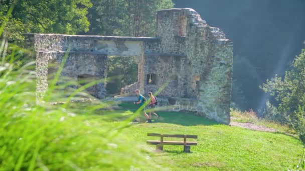 Ζευγάρι Πεζοπορία Παρελθόν Ερείπια Στη Βουζένιτσα Σλοβενία Απόσταση Αργή Κίνηση — Αρχείο Βίντεο