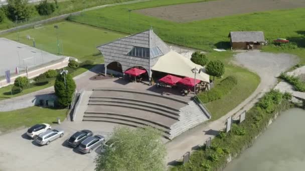 Flygbilder Kaffebar Med Tre Röda Parasoll Drava Floden — Stockvideo