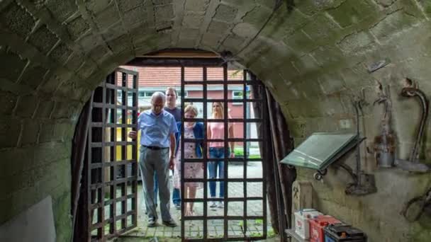Ziyaretçiler Crna Koroskem Madencilik Müzesi Giriyor Aletler Duvarda Sergilenir Dolly — Stok video