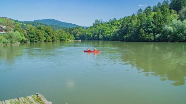 Cyclistes Regardant Couple Canoë Sur Une Rivière Avec Beaux Paysages — Video