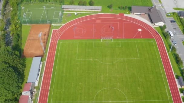 Campo Fútbol Pista Atletismo Alrededor Imágenes Vista Aérea Aves — Vídeo de stock