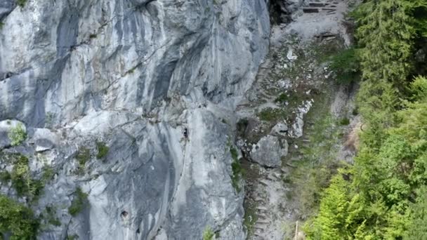 飞越陡峭多岩的山地的登山者上空的无人驾驶飞机镜头 冒险和极限运动的概念 — 图库视频影像