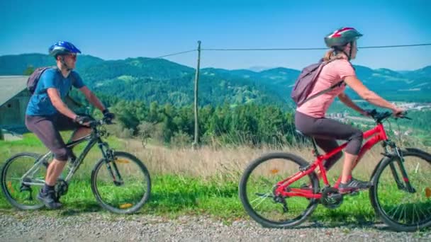 Sportiga Par Tar Cykeltur Stenig Stig Kuperat Solfyllt Landskap Långsam — Stockvideo