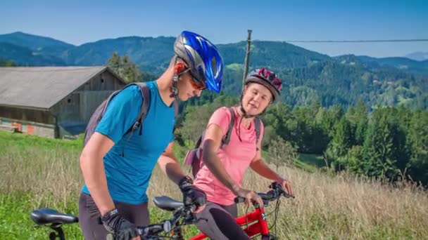 Gör Dig Redo För Mountainbike Resa Genom Naturen Friluftsäventyr — Stockvideo