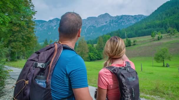 Rückansicht Eines Mannes Und Einer Frau Die Eine Bergige Landschaft — Stockvideo