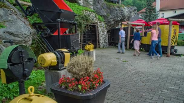 Dwupokoleniowa Rodzina Rozpoczynająca Wizytę Muzeum Górnictwa Crnej Koroskem Główne Metalowe — Wideo stockowe