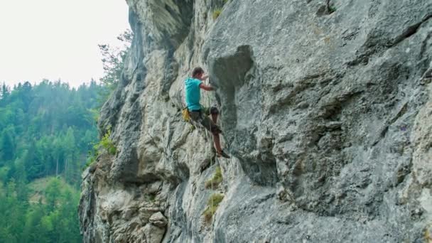 Der Mensch Erklimmt Die Natürliche Felsformation Extremsport Action — Stockvideo