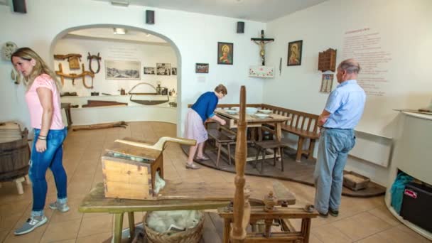 Familie Van Toeristische Bezoeken Crna Koroskem Mijnmuseum Slovenië — Stockvideo