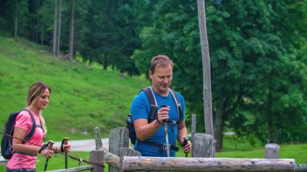 Några Vandrare Går Och Pekar Finger Toplandalen — Stockvideo