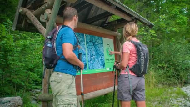 Paar Findet Die Wegbeschreibung Auf Einer Karte Während Einer Wanderung — Stockvideo