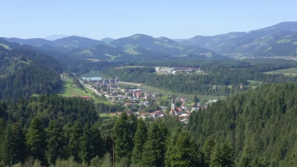 Vorwärts Über Dichten Wald Malerische Stadt Fluss Und Den Bergen — Stockvideo