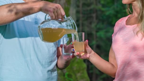 Man Handen Gieten Appelsap Uit Aan Jonge Mooie Vrouw Langzame — Stockvideo