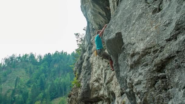 Escalador Roca Con Arnés Seguridad Cuerda Una Pared Vertical Burjakove — Vídeo de stock
