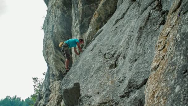 Hombre Caucásico Subiendo Montaña Trabajando Cuerda Atado Arnés Apoyado Hacia — Vídeos de Stock