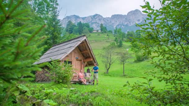 山小屋の外でコーヒーを飲む 美しい自然と山 スロベニアのトプラ渓谷 — ストック動画