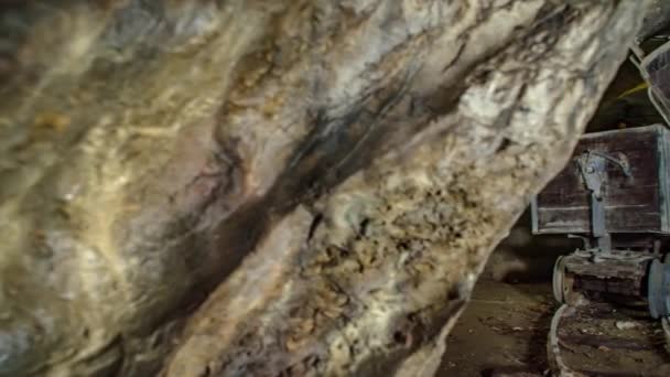 Famille Traversent Tunnel Chariots Dans Une Mine Désactivée Révéler Tir — Video