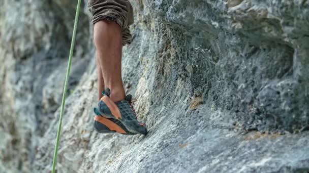 Escalador Rocas Cerca Mitad Inferior Del Cuerpo Pared Vertical Roca — Vídeos de Stock