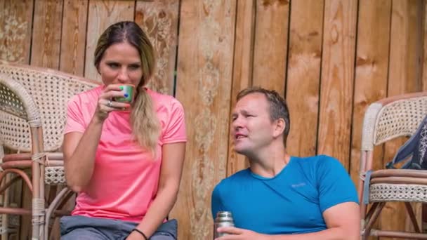 Married Couple Drinking Enjoying Friendly Chat Weekend Getaway — Stock Video