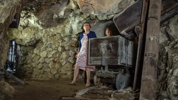 Aile Eski Bir Madenin Kullanılmaz Hale Getirilmiş Ulaşım Tünellerinden Geçiyor — Stok video