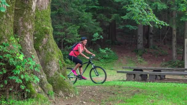 Couple Caucasien Actif Chevauchant Des Vélos Dans Arbre Forestier Slovénie — Video
