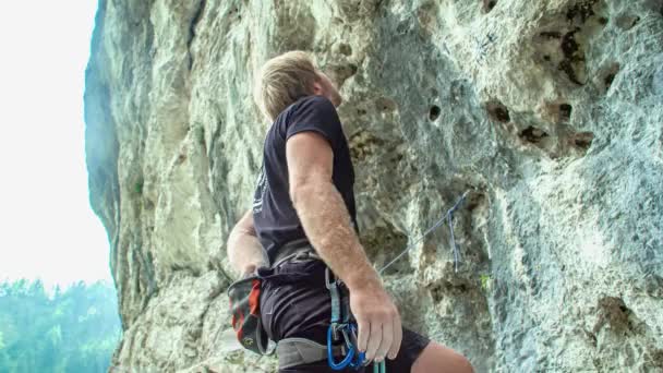 白人适合男人攀岩 个人成就目标 低角度 — 图库视频影像