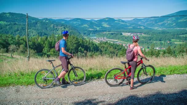 Två Aktiva Par Rida Cyklar Turné Runt Vuzenica Slovenien Slowmo — Stockvideo