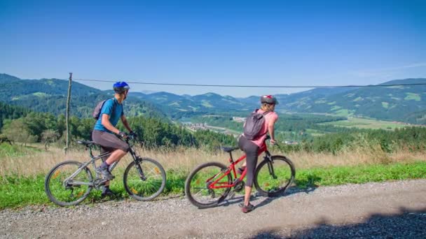 Par Börjar Sitt Mountainbike Äventyr Genom Naturen Fantastiskt Slovenskt Landskap — Stockvideo