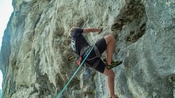 Guapo Hombre Caucásico Fuerte Escalador Roca Por Acantilado Vertical Apuración — Vídeo de stock