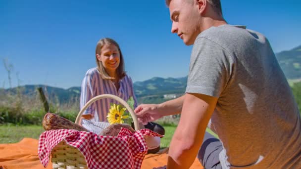 Junger Mann Bietet Blumen Und Flirtet Beim Picknick Gras — Stockvideo