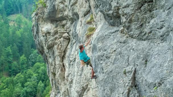 Homme Caucasien Escalade Montagne Prend Corde Les Clips Dans Côté — Video