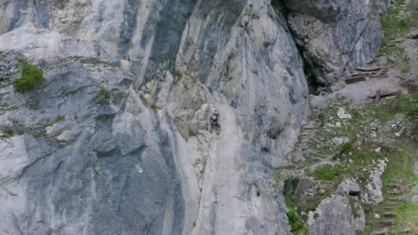 Filmato Drone Aereo Movimento Avanti Che Mostra Alpinista Attraversare Ripido — Video Stock