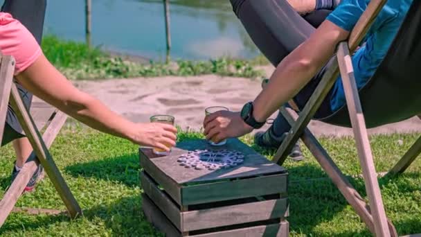 Молодая Пара Сидеть Берегу Реки Наслаждаться Тишиной Пить Сок Словения — стоковое видео