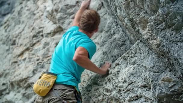 Junger Abenteuerlustiger Mann Beim Bouldern Freien Steilen Felsen Ohne Seil — Stockvideo