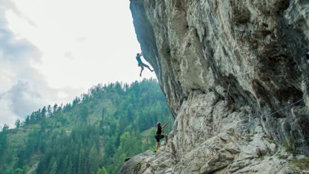 Deux Grimpeurs Trouvant Chemin Sur Une Falaise Verticale Zone Escalade — Video