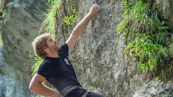 Junger Starker Gut Aussehender Mann Aus Dem Kaukasus Besteigt Seite — Stockvideo