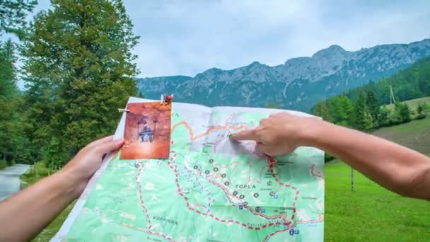 Man Och Kvinna Läser Karta Över Topla Valley Och Diskuterar — Stockvideo