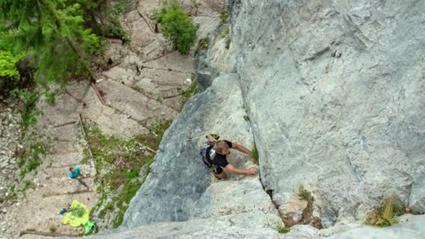 Man Climbs Natural Rock Formation While His Friend Belays Safety — Stock Video